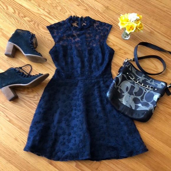 BB Dakota Dresses & Skirts - 🌺 BB Dakota - NWT! BEAUTIFUL Navy Lace Dress Sz 4